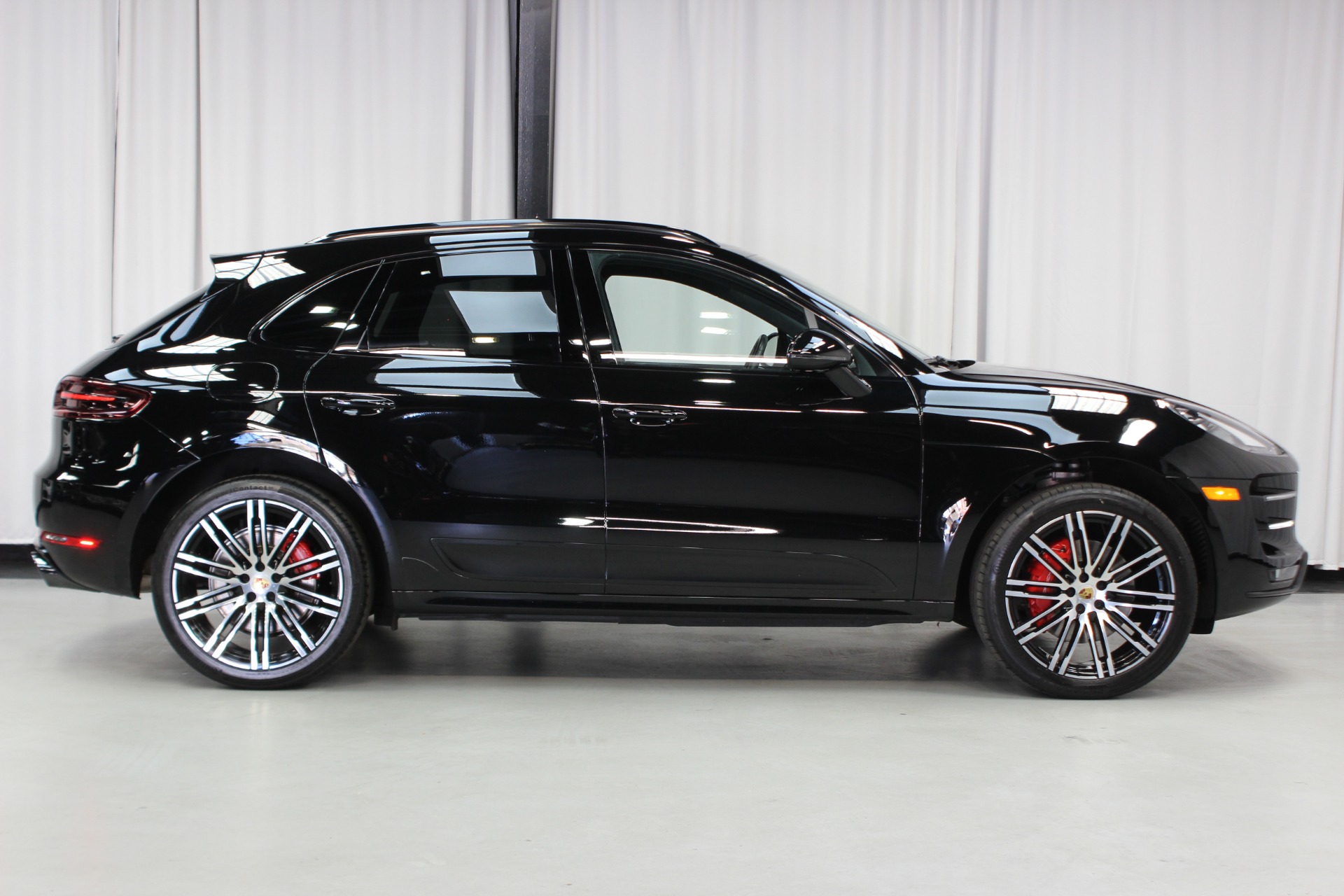Amazon.com: Bburago Porsche Macan Diecast Vehicle (Colors