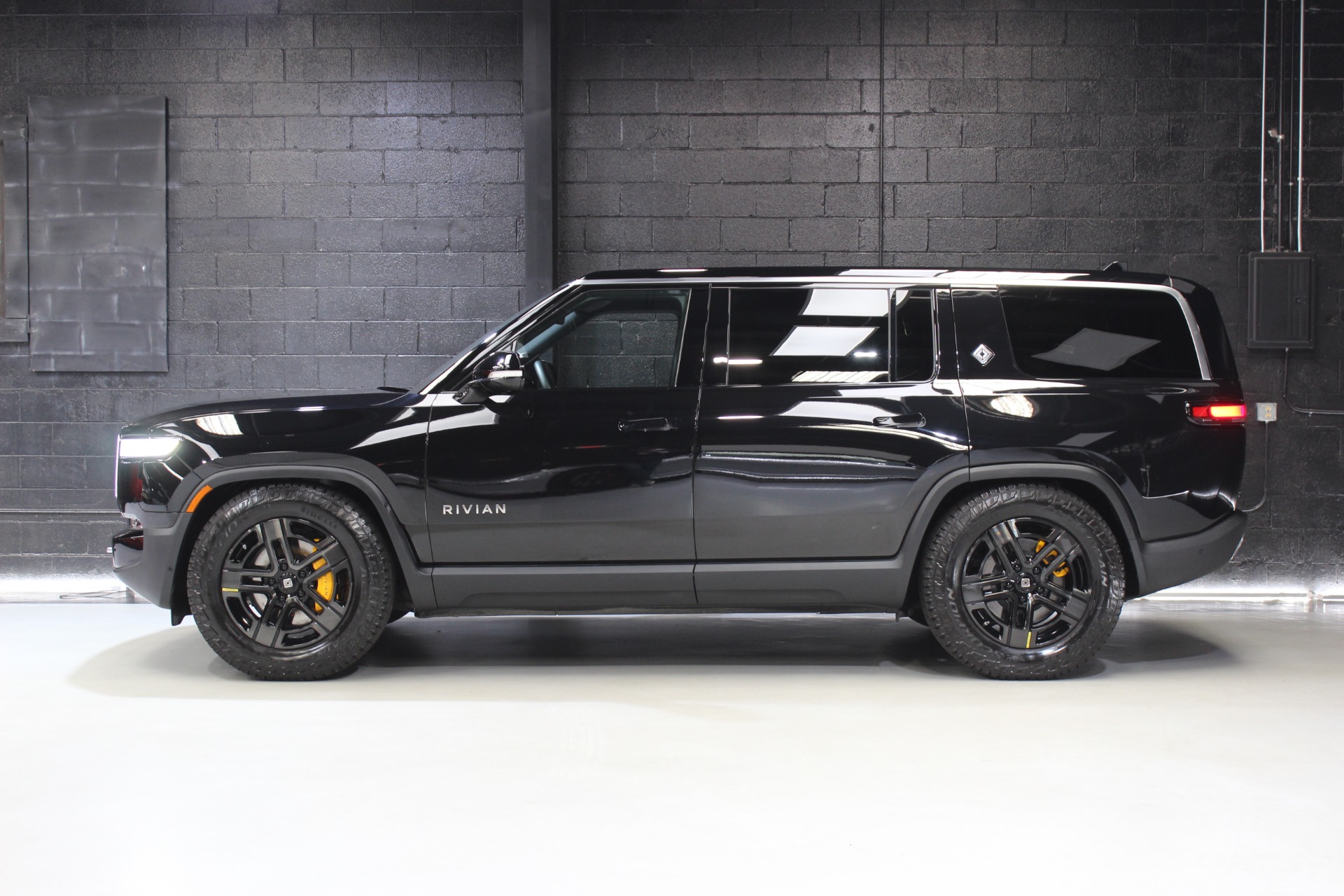 Used 2023 Rivian R1S Launch Edition For Sale (Sold) | Momentum