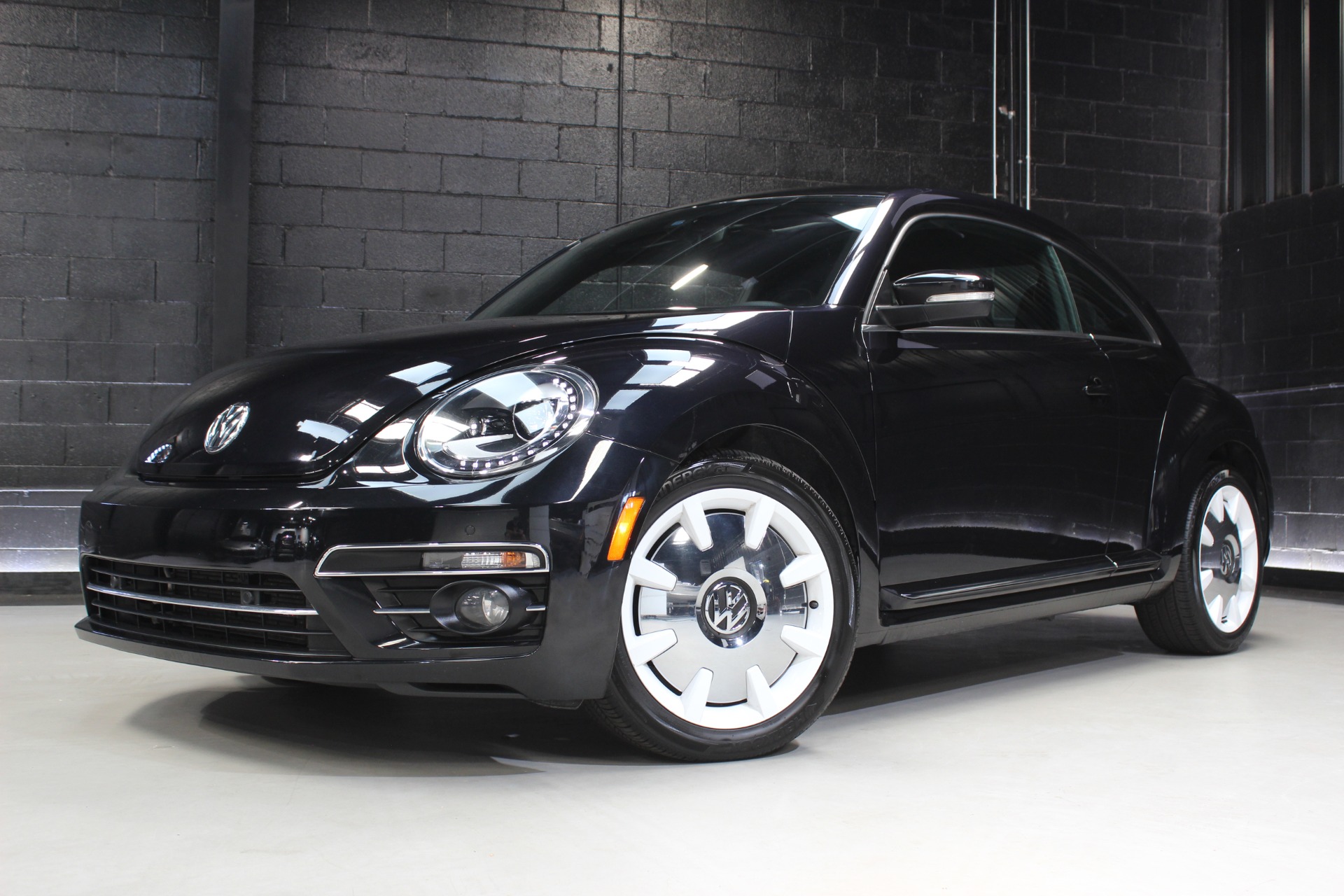 2019 Volkswagen Beetle SE photo 2
