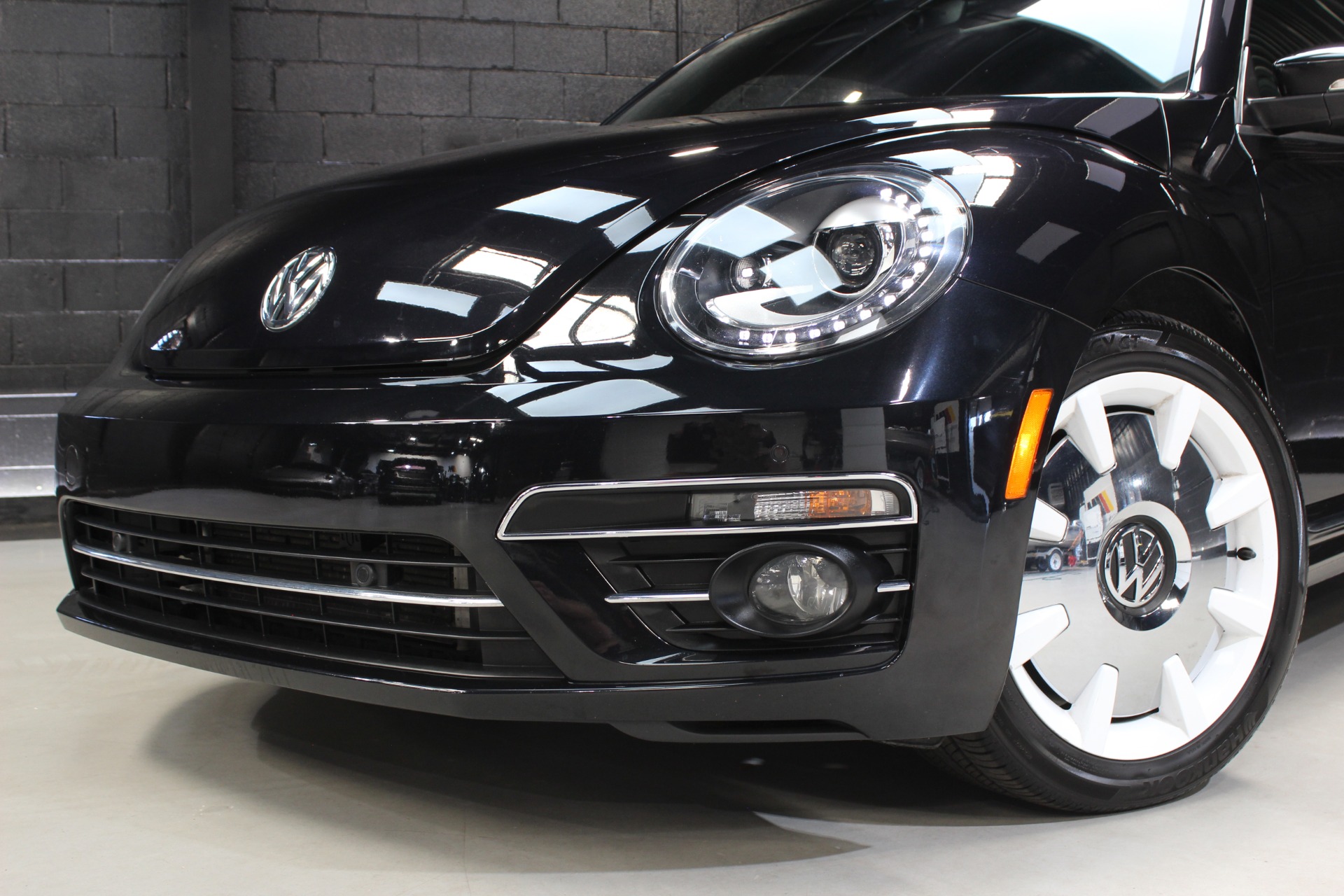 2019 Volkswagen Beetle SE photo 3