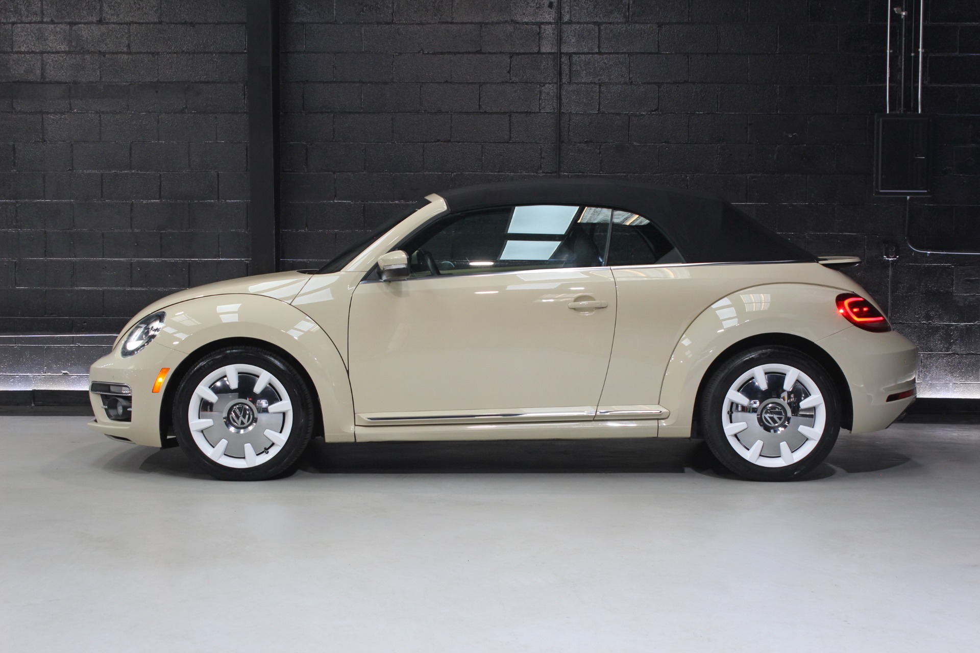 2019 Volkswagen Beetle Convertible Final Edition SEL photo 2