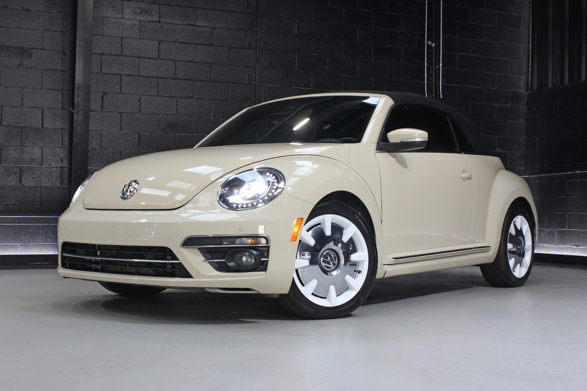 2019 Volkswagen Beetle Convertible Final Edition SEL photo 3