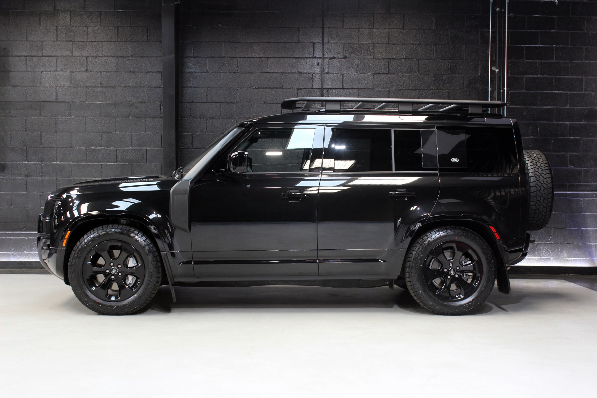 Used 2024 Land Rover Defender 110 P400 X-Dynamic SE Explorer Black