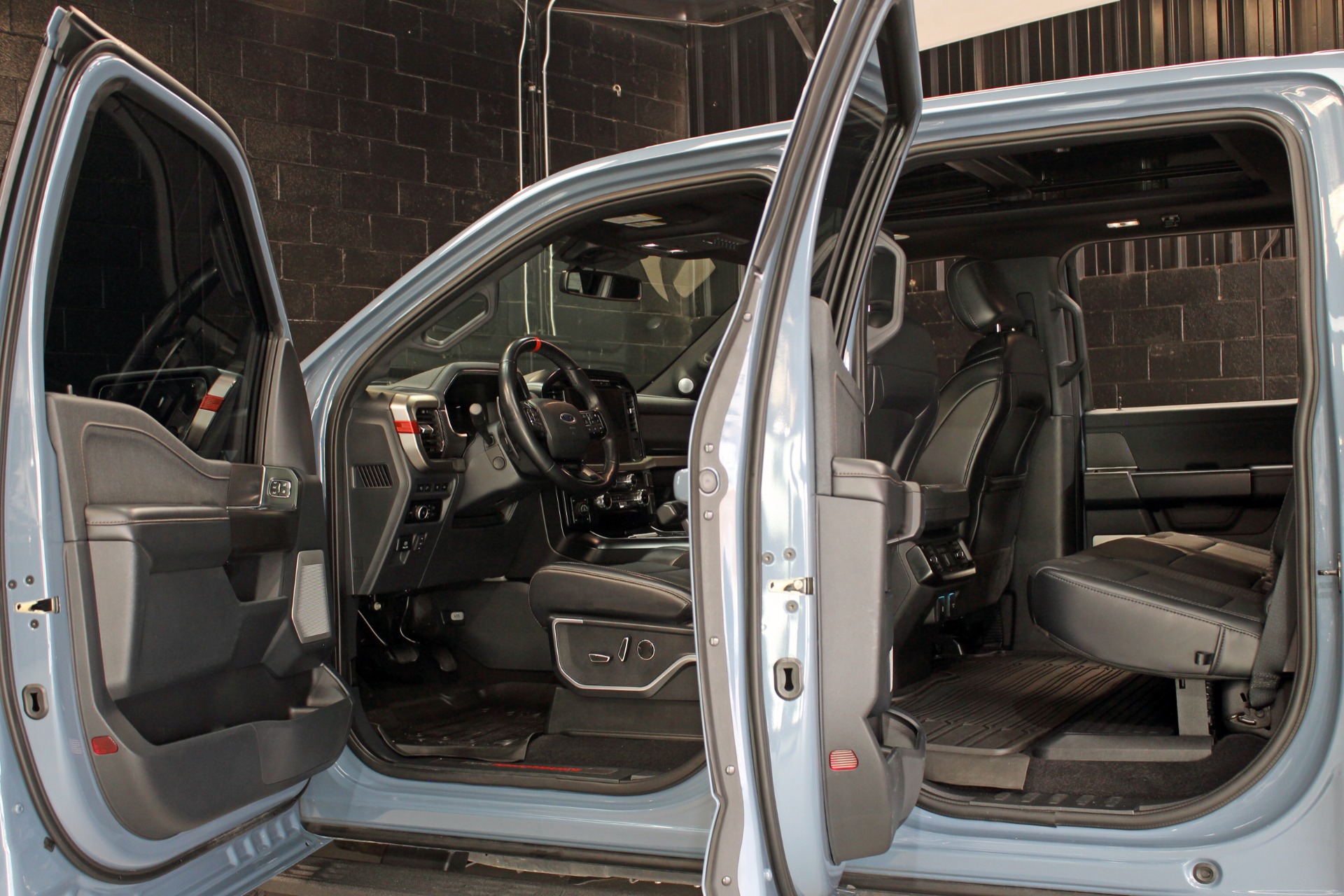2023 Ford F-150 Raptor - Photo 34