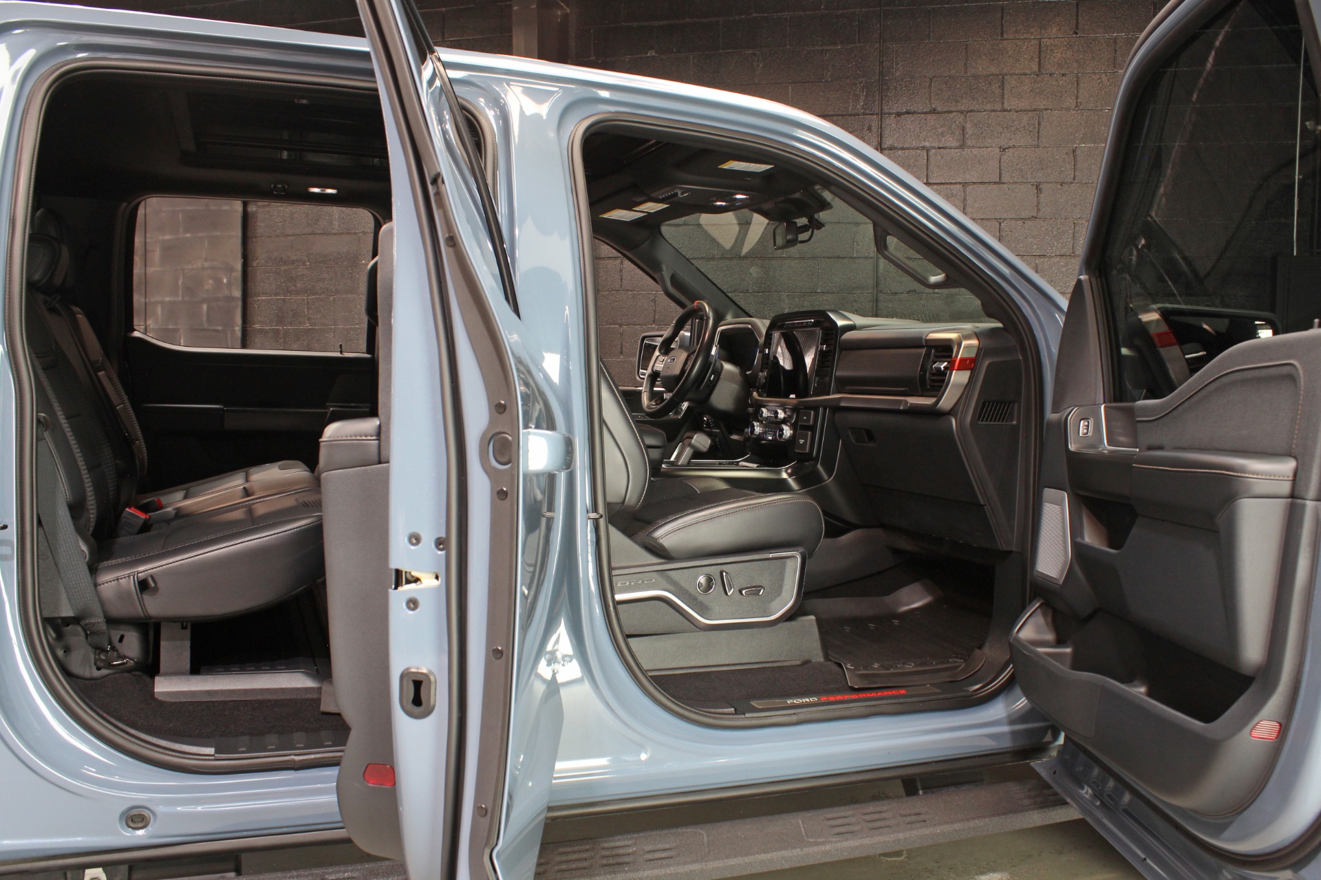 2023 Ford F-150 Raptor - Photo 38